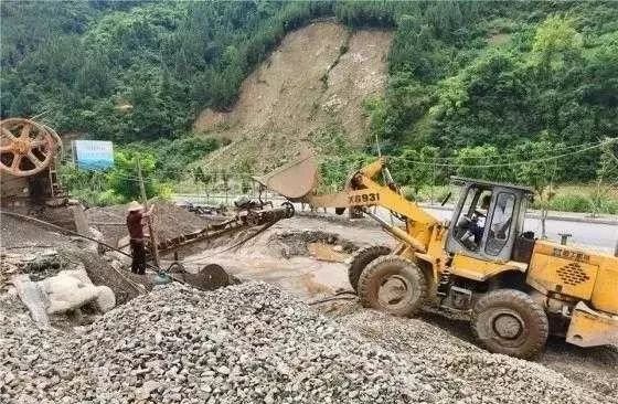 奉節(jié)一臨時碎石加工點違規(guī)直排污水遭嚴厲查處